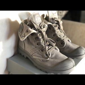 WOMEN’S PALLADIUM PALLABROUSE BAGGY BOOTS IN GREY!